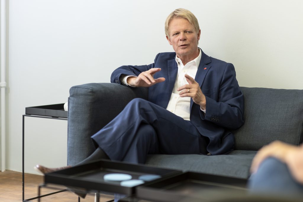 DGB-Chef Hoffmann im Interview mit AFP vor dem bevorstehenden Sozialgipfel in Porto, mit Forderungen wie einer Änderung der EU-Verträge und einer Aufgabe der Verschuldungsregeln.