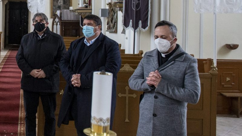 Fidesz-Abgeordneter nimmt trotz Viruserkrankung an Abstimmung teil