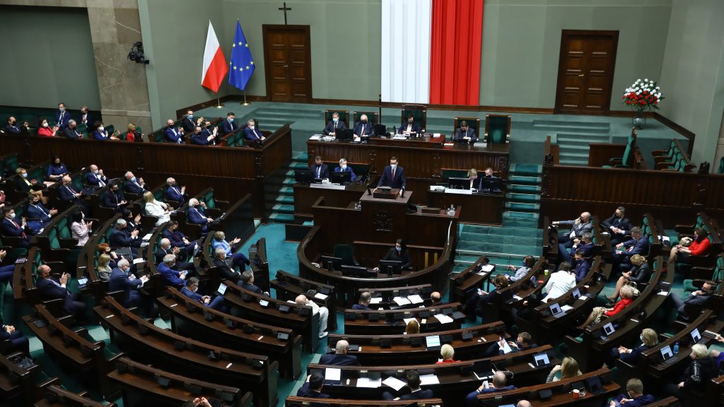 epa09177438 Polish Prime minister Mateusz Morawiecki (C) delivers a speech ahead of a vital vote on funding for the EU recovery fund during a special sitting of the Sejm (Lower house) at the Polish parliament building in Warsaw, Poland, 04 May 2021.  EPA-EFE/Rafal Guz POLAND OUT