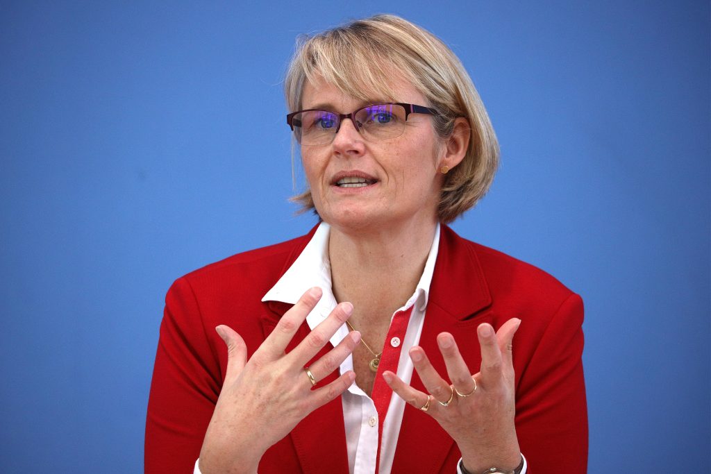 Die EMA verkündet eine baldige Zulassung des BioNTech/Pfizer Vakzins für Kinder, während die Familienministerin Karliczek einen normalen Sommer verspricht. EPA-EFE/CHRISTIAN MARQUARDT / POOL