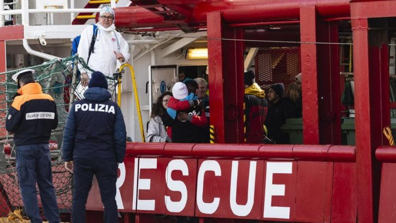 Helfer retten hunderte Flüchtlinge im Mittelmeer