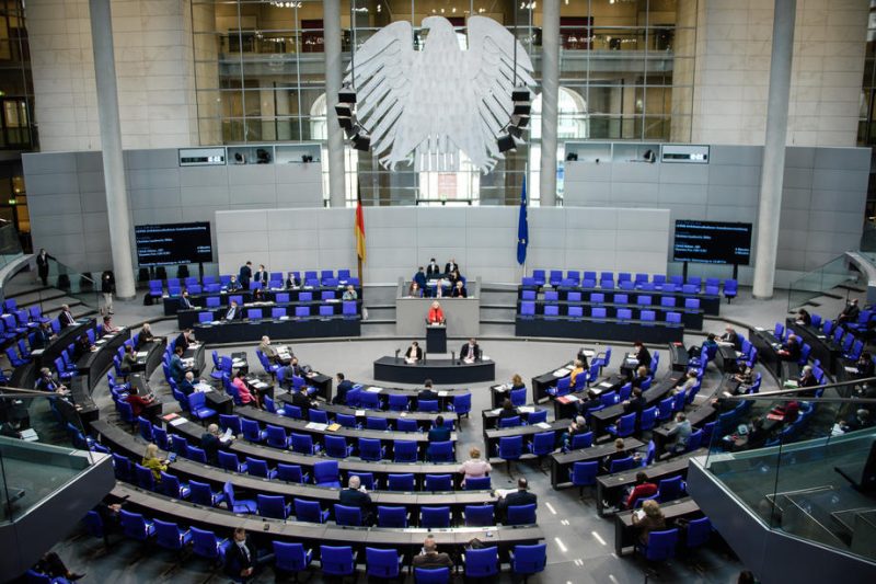 Bundestag verabschiedet Gesetzesnovelle zu Hate Speech im Internet