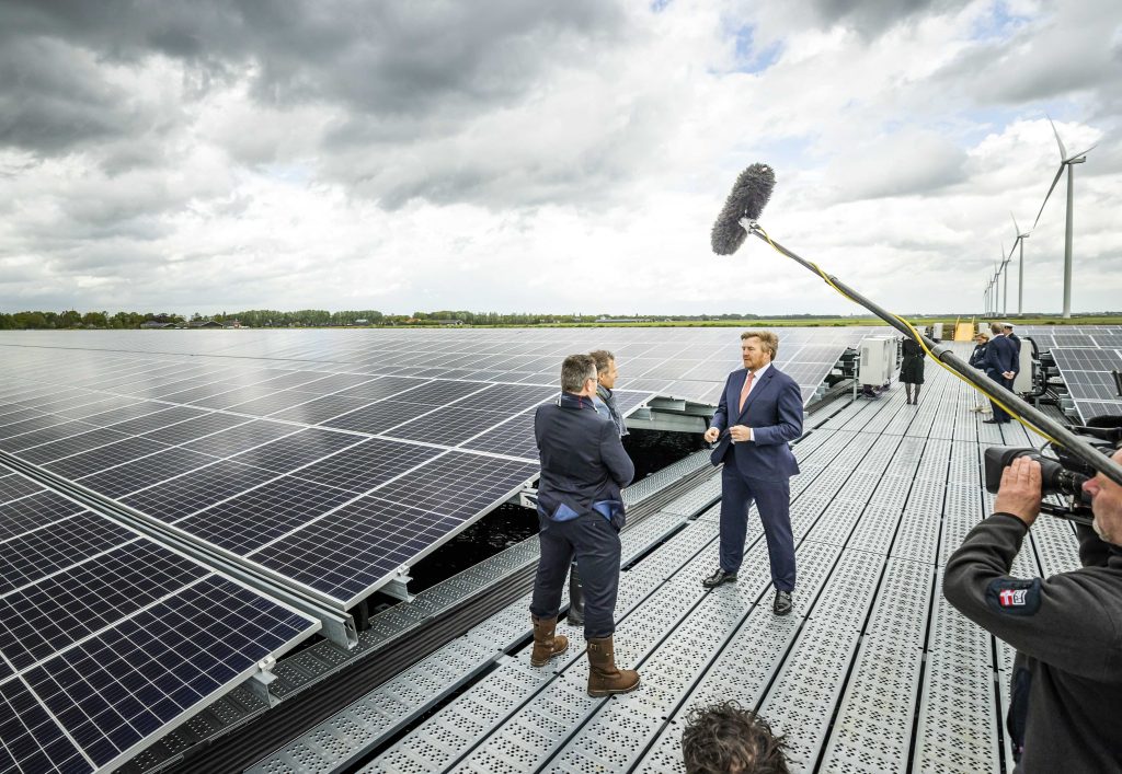 King opens Solar Park Hollandia Nieuw-Buinen
