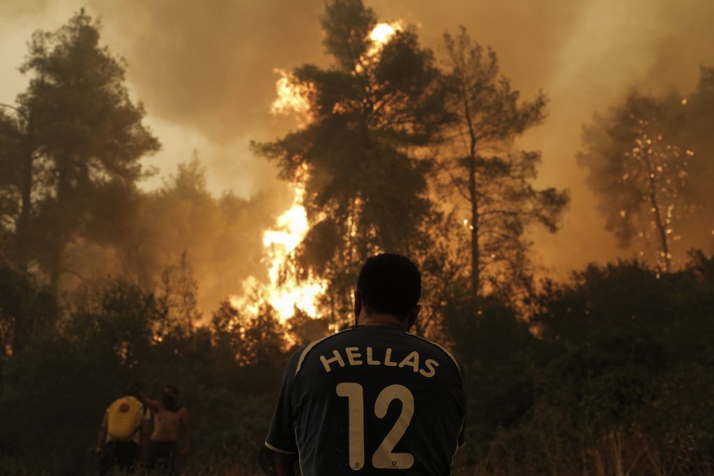Huge battle with flames and resurgences in Evia