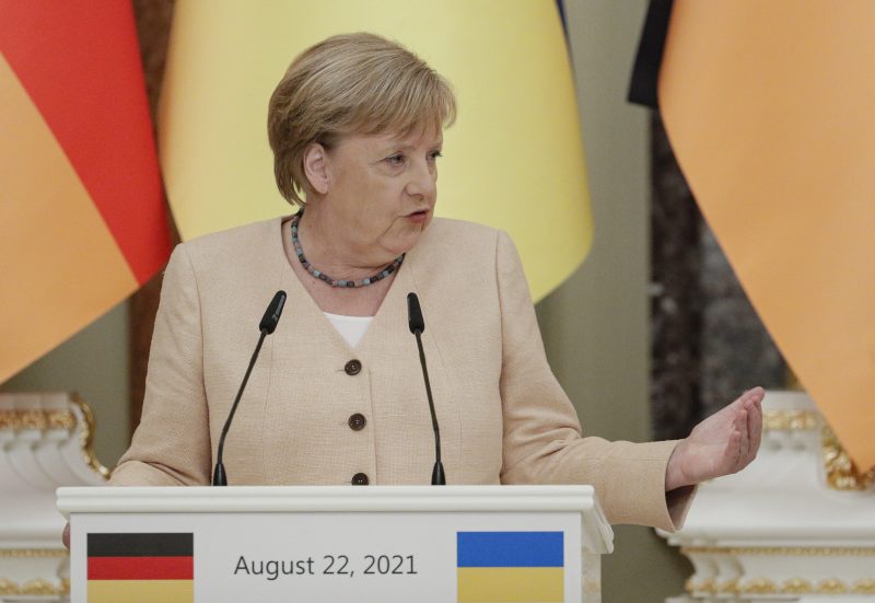 Merkel versucht Ukraine bei Besuch zu beschwichtigen, Zelenskij fordert Klarheit