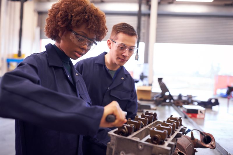 Frankreich verstärkt duale Ausbildung, EU kündigt Erasmus für Arbeitslose an