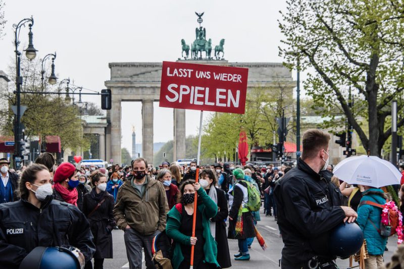 Umfrage: Deutsche sehen sich in EU besonders von Corona-Krise eingeschränkt