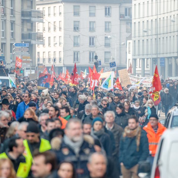 Französische Demonstranten fordern Regierung auf, ihre Kaufkraft zu erhalten