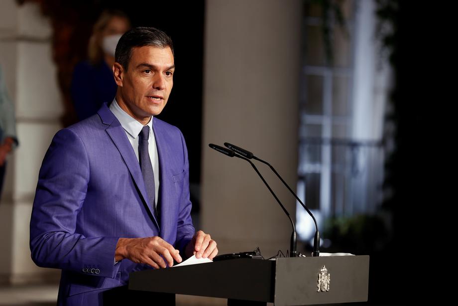 Pedro Sanchez greets Alexander de Cro