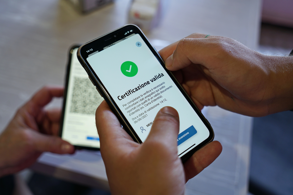 Positive,Green,Pass,Check,On,Smartphone,,Required,For,Indoor,Tables