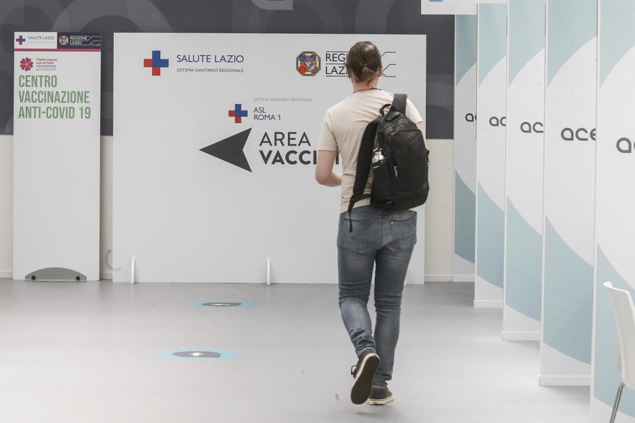 AstraZeneca vaccinations for young people over 18 in Lazio region