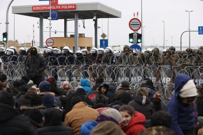 Tausende Migranten versammeln sich am geschlossenen Grenzübergang in Kuźnica