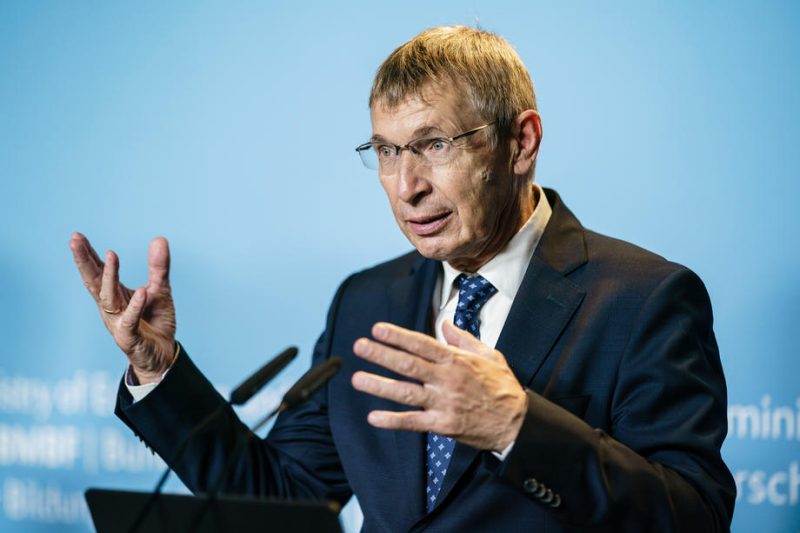 PEI-Präsident rechnet mit Omikron-Impfstoffen in "drei bis vier Monaten"