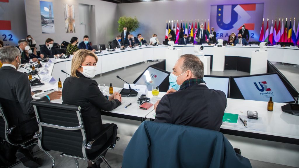 epa09696732 French Ecology Minister Barbara Pompili (2-L) attends an informal meeting of EU Environment and Energy Ministers in Amiens, France, 20 January 2022.  EPA-EFE/CHRISTOPHE PETIT TESSON