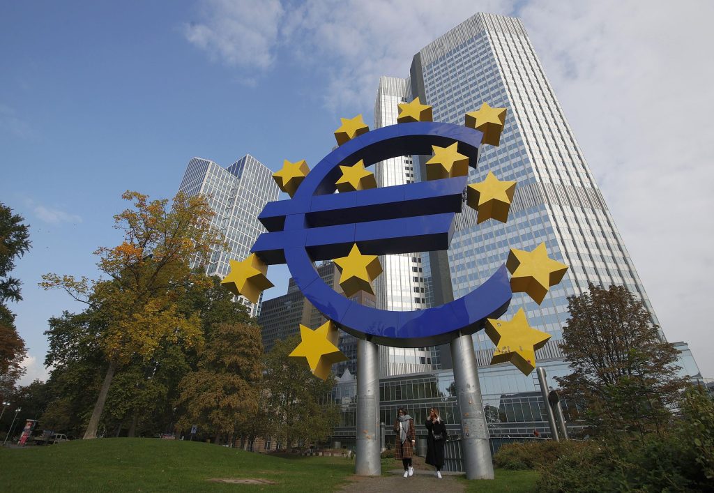 Euro-Skulptur by Ottmar Horl stands in front of the old European Central Bank