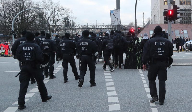 Zehntausende protestieren gegen Corona-Maßnahmen und Impfpflicht