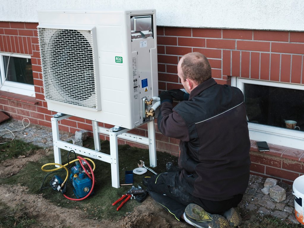The,Installer,Installs,The,Heat,Pump,In,A,Single-family,House