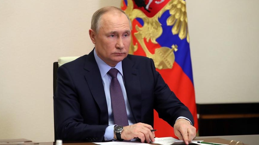 epa09889843 Russian President Vladimir Putin chairs a meeting on the situation in the oil and gas sector via a videoconference at the Novo-Ogaryovo state residence outside Moscow, Russia, 14 April 2022.  EPA-EFE/MIKHAIL KLIMENTYEV / KREMLIN POOL / SPUTNIK / POOL MANDATORY CREDIT