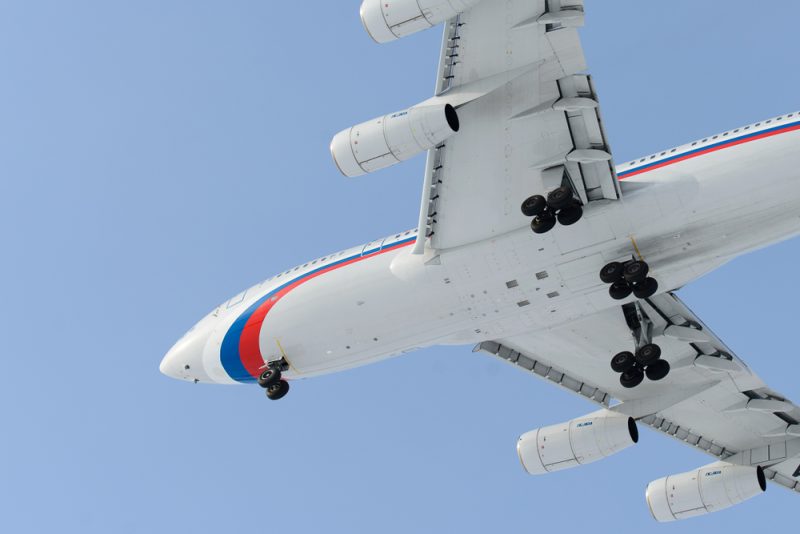 Russisches Flugzeug fliegt über Bulgarien nach Belgrad