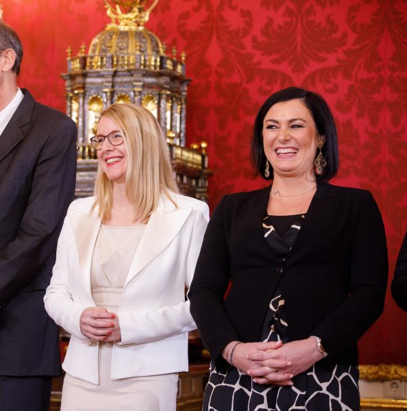 Kurz-nahe Ministerinnen treten in Österreich zurück