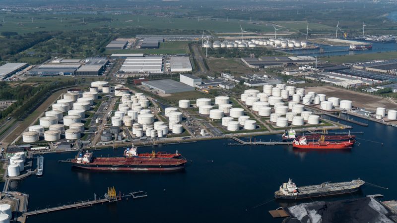 Niederländische Hafenarbeiter weigern sich, russischen Öltanker zu entladen