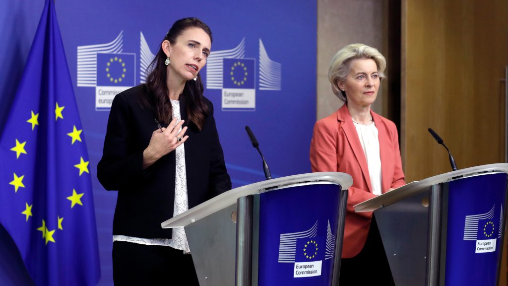 epa10043650 New Zealand’s Prime Minister Jacinda Ardern and European Commission President Ursula von der Leyen (R) give a press conference and announce a free trade agreement between the EU and New Zealand in Brussels, Belgium, 30 June 2022.  EPA-EFE/OLIVIER HOSLET