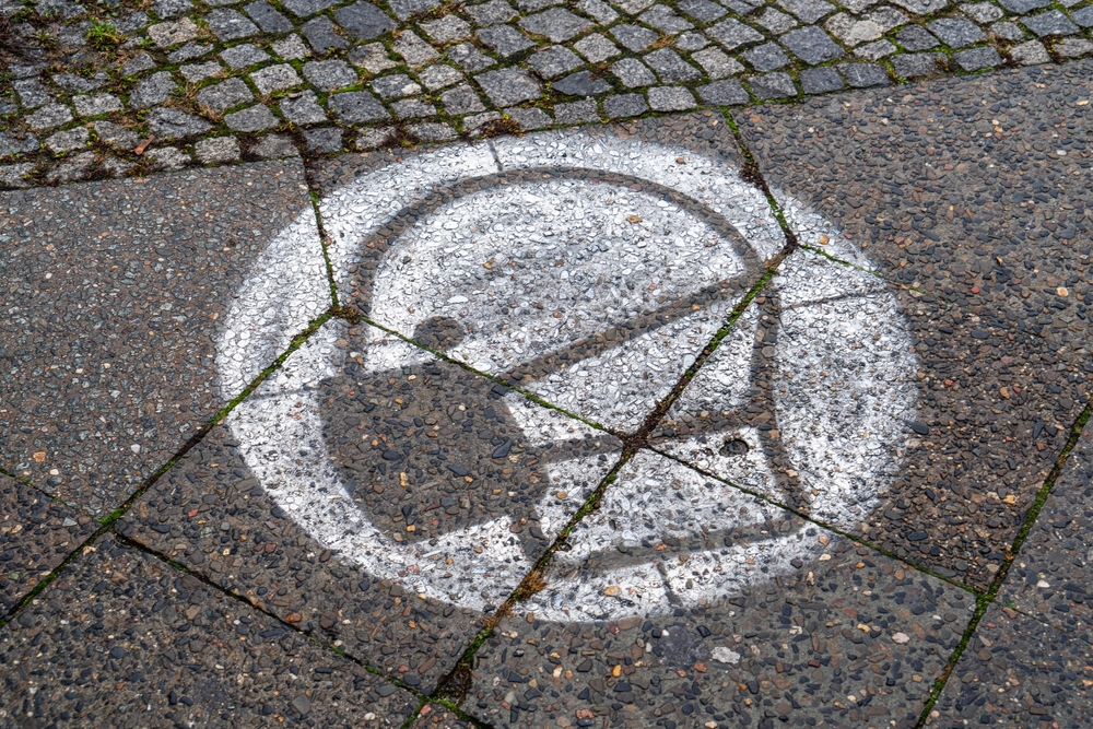Berlin,Turmstraße,,Moabit,,2021:,White,Symbol,On,The,Sidewalk:,Wear