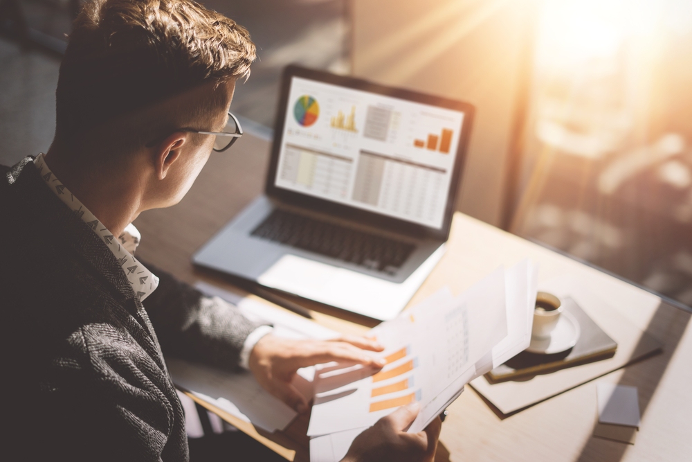 Young,Finance,Market,Analyst,In,Eyeglasses,Working,At,Sunny,Office