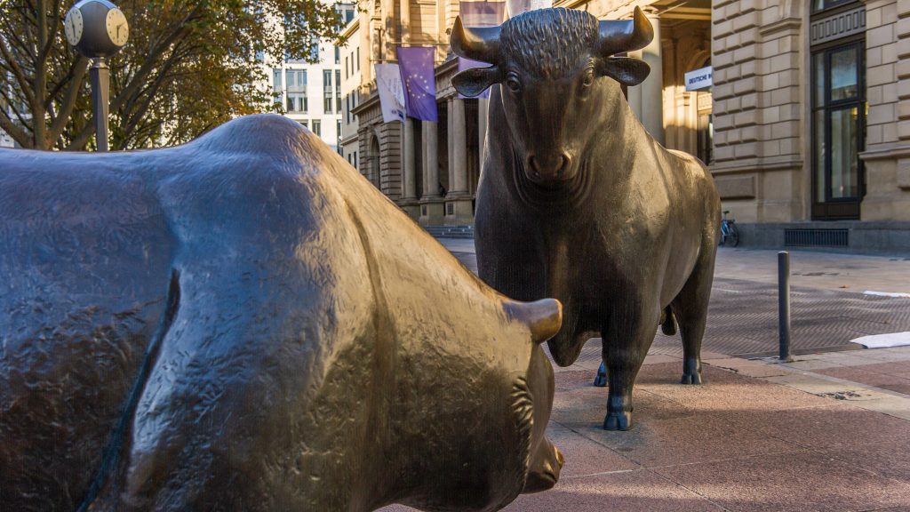 epa08797914 Bull and Bear outside the Deutsche Boerse stock exchange, the morning following the US Presidential Election, in Frankfurt/Main, Germany, 04 November 2020. The German stock index DAX opened weakly but rebounded quickly despite inconclusive news about the outcome of the US elections.  EPA-EFE/MAXIMILIAN VON LACHNER
