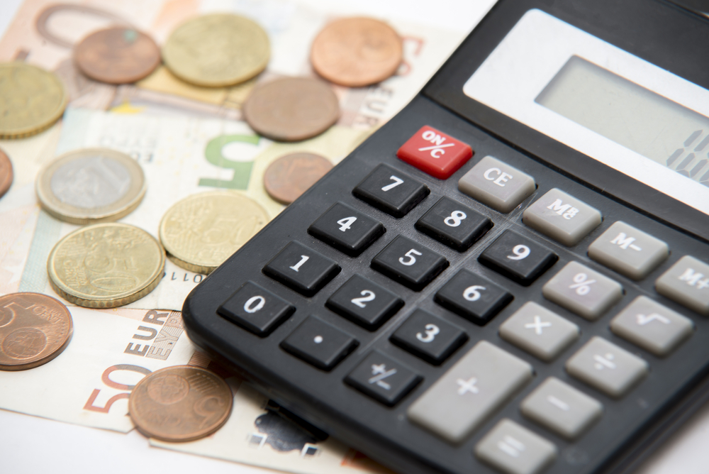Close,Up,Of,Euro,Currency.,Coins,,Banknotes,And,Calculator