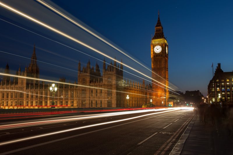 Britisches Online-Sicherheitsgesetz inmitten politischer Krise auf Eis gelegt