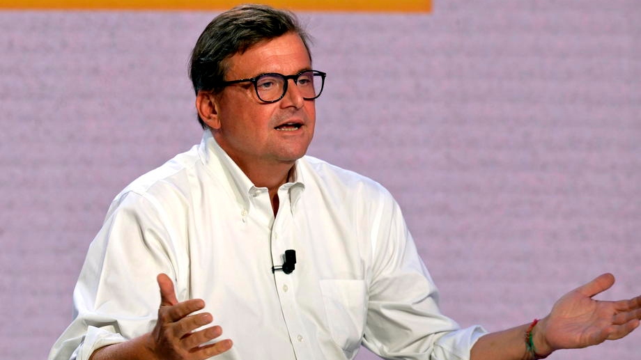 epa10110099 Leader of Italian party Action (Azione), Carlo Calenda, speaks as he is a guest at the Italian Rai Tre TV program ‚Mezz’ora in piu‘ in Rome, Italy, 07 August 2022. Calenda does not intend to go ahead in an alliance with the Democratic Party, he said during the show.  EPA-EFE/CLAUDIO PERI