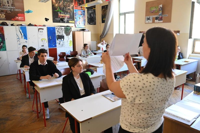 Ungarns Beamte sorgen sich um "zu feminine" Bildung
