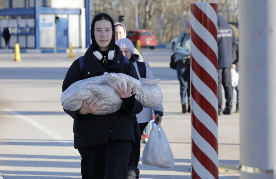 Ukrainian refugees continue to arrive in waves into Moldova