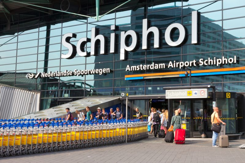Stundenlange Verspätungen: Amsterdams Flughafen bleibt chaotisch