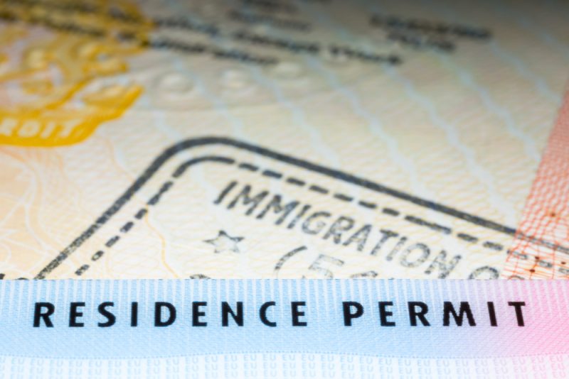 Neue EU-Aufenthaltsgenehmigungen stiegen 2021 auf Vor-Pandemie-Niveau