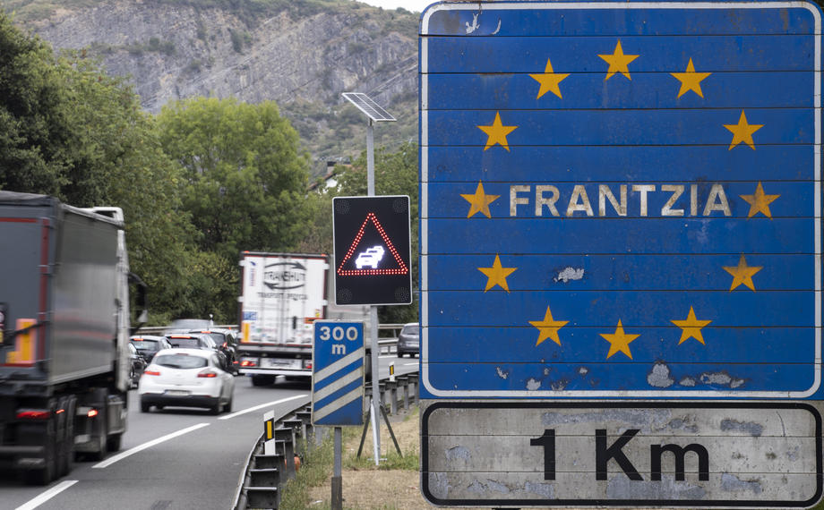 France closes the border to trucks due to a fire in the Landes