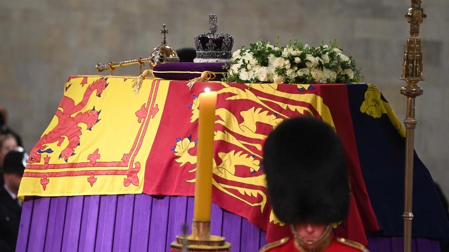 epa10192674 Guards attend the Lying-in-State of Britain’s Queen Elizabeth II at the Palace of Westminster in London, Britain, 18 September 2022. The queen’s lying in state will last for four days, ending on the morning of the state funeral on 19 September.  EPA-EFE/NEIL HALL