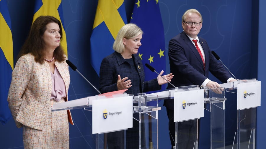 epa10210246 (L-R) Foreign Minister of Sweden Ann Linde, Prime Minister of Sweden Magdalena Andersson, and Defense Minister of Sweden Peter Hultqvist speak to the press about gas leaks on the Nord Stream gas pipelines in the Baltic Sea, in Stockholm, Sweden, 27 September 2022.  EPA-EFE/Fredrik Persson  SWEDEN OUT