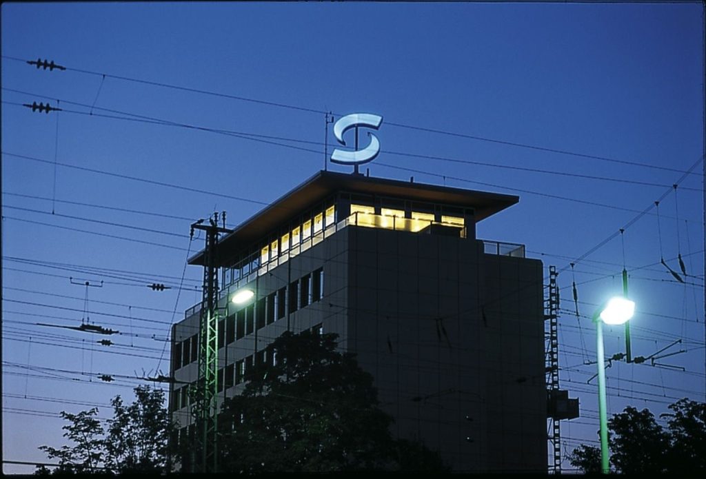 Mediathek_Stadtwerke-Hochhaus bei Nacht_Veit Mette