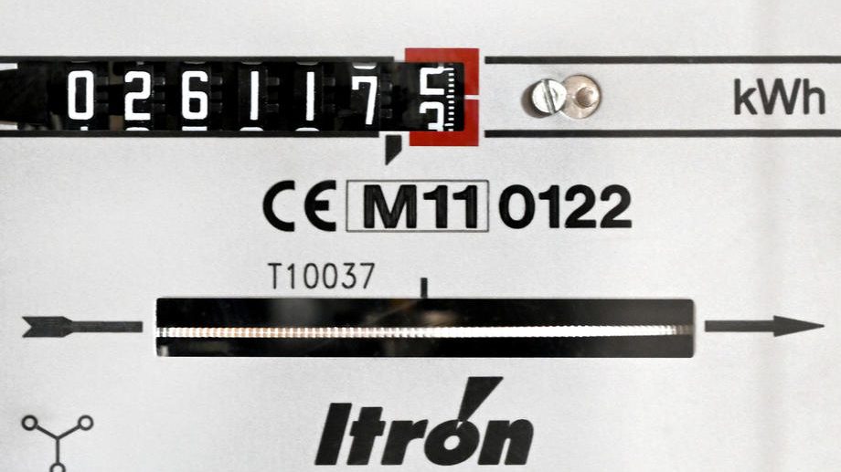 epa09691032 A close-up view of a three-phase electricity meter in Wegberg, Germany, 17 January 2022. Energy prices have gone up by 22.1 percent in 2021, the German Statistical Office published, and are forecasted to rise further in 2022.  EPA-EFE/SASCHA STEINBACH