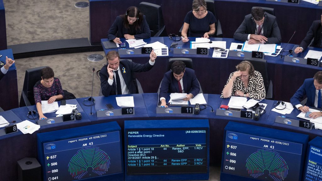 epa10183371 Members of the European Parliament take part in a voting session during a debate on renewable energy at the European Parliament in Strasbourg, France, 14 September 2022.  EPA-EFE/CHRISTOPHE PETIT TESSON