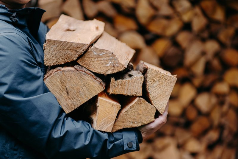 Brennholzpreise deuten auf kalten Winter für Europas Ärmste hin