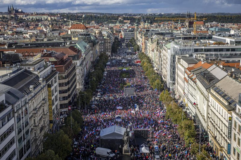 Zehntausende protestieren gegen Tschechiens NATO- und EU-Mitgliedschaft