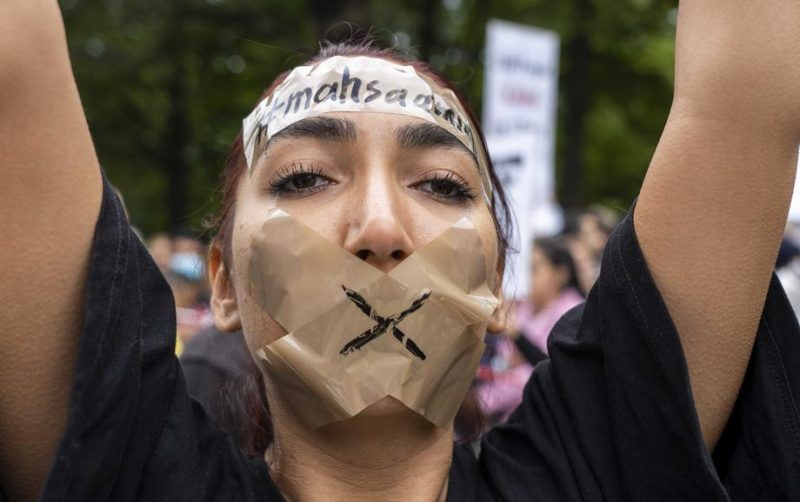 Demonstranten unterstützen iranische Frauen mit Marsch durch Den Haag