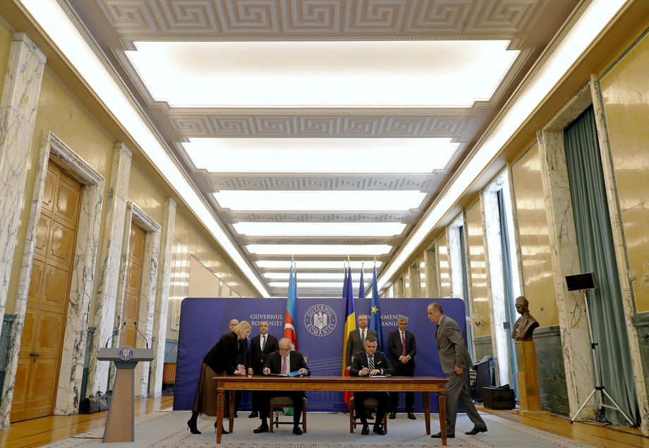Signing ceremony for the agreement between the Azerbaijani company SOCAR and the Romanian company ROMGAZ