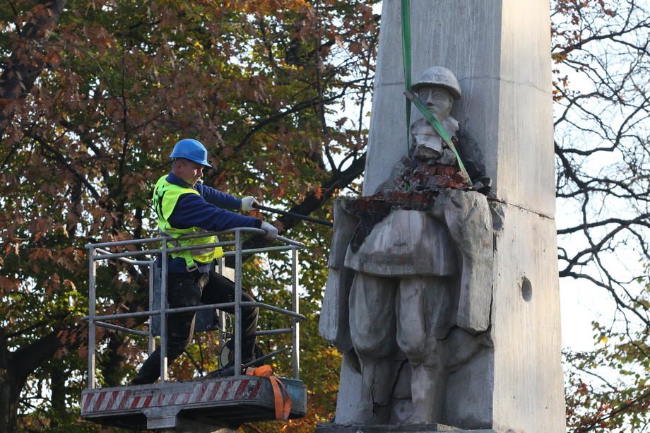 Dismantling of the monument dedicated to the Red Army soldiers