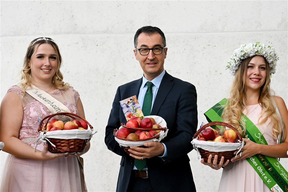 Members of the German cabinet receive apples