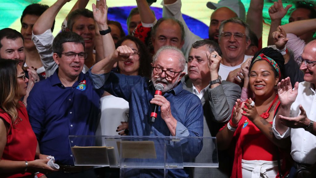 epa10276312 Former Brazilian President Luiz Inácio Lula da Silva (C) delivers a speech after his victory in the presidential election, in Sao Paulo, Brazil, 30 October 2022. Former President Luiz Inacio Lula da Silva won the second round of the presidential elections in Brazil with 50.83 percent of the vote, against the 49.17 percent obtained by the current president, Jair Bolsonaro, with 98.81 percent of the ballot boxes counted.  EPA-EFE/Sebastiao Moreira
