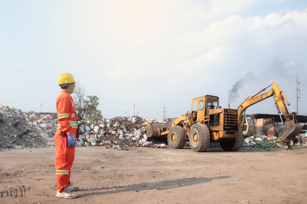 Worker,Controls,The,Recycle,Waste,Separation,Of,Recyclable,Waste,Plants.